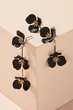 Necklaces Simple, Accessories Necklaces, Jewellery Bridal, Accessories Gold, Jewelry Indian, Best Jewelry Stores, Black Flowers, Jewelry Photography, Floral Jewellery