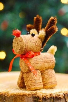 This wine cork reindeer is SO CUTE! It's such a great craft for Christmas and winter, and both kids and adults will love how easy this classic Christmas craft is to make. And all you need are some wine corks and a few simple craft supplies. Such an adorable Rudolph ornament idea! Wine Cork Reindeer, Cork Reindeer, Wine Cork Crafts Christmas, Cork Crafts Christmas, Leftover Wine, Wine Cork Diy Crafts, Wine Cork Projects, Wine Cork Ornaments, Cork Crafts Diy