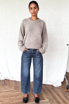 Barrel Leg Trouser Outfit, Barrel Denim Outfit, Dark Wash Jeans Outfit Winter, Barrel Leg Pants Outfit, Styling Barrel Leg Jeans, Barrel Jean Outfit, Barrel Jeans Outfit Fall, Barrel Jeans Street Style