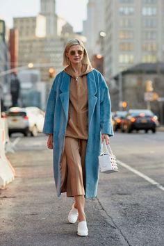 cd0dce8fca267bf1fb86cf43e18d5598desc50512691ri Fashion Week Street Style Winter, Fall Fashion Coats, New York Street Style, New York Fashion Week Street Style, Photoshoot Fashion, Style Hijab, Seoul Fashion, Blue Coat