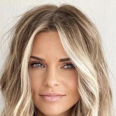 Urban Village SalonSpa on Instagram: "Color inspiration 😍 #urbanvillagesalonspa #blonde #blondehair #blondebalayage #blondeambition" Vanilla Beige Blonde Hair Balayage, Creamy Blonde Long Bob, Neutral Blonde Bayalage, The City Blonde, Blonde Hair Medium Length, Sarah Gilbert, Medium Blonde Hair Color, Choppy Lob, Chocolate Blonde