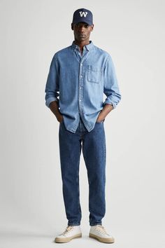 All Denim Mens Outfit, Mens Denim On Denim Outfits, Slim Jeans Men Outfits, Blue Denim Shirt Outfit Men, Mens Denim Outfit, Denim On Denim Men, Slim Fit Jeans Men Outfits, All Denim Outfit Men, Raw Denim Outfit Men