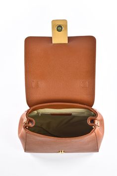 Borsa Madison in vera pelle Dollaro con tracolla Made in Italy e accessori oro chiaro. La parte interna è composta da uno scomparto principale con una tasca laterale con chiusura a zip e un'ulteriore tasca laterale nella parte anteriore. -Materiale esterno: Vera pelle Dollaro morbidissima -Materiale hardware: Acciaio colore oro chiaro -Materiale chiusura: Acciaio inossidabile -Materiale interno: Microfibra antistrappo -Materiale etichetta Voemièn interna: Vera pelle -Materiale manico: Vera pelle Luxury Saddle Bag With Gold-tone Hardware For Travel, Luxury Clutch Bag With Interior Card Slots, Luxury Bags With Interior Card Slots For Daily Use, Luxury Pouch Shoulder Bag With Interior Card Slots, Luxury Bags With Double Handle And Interior Card Slots, Luxury Clutch Shoulder Bag With Interior Card Slots, Leather Flap Bag For On-the-go, Elegant Office Backpack, Modern Pouch Bag With Interior Card Slots