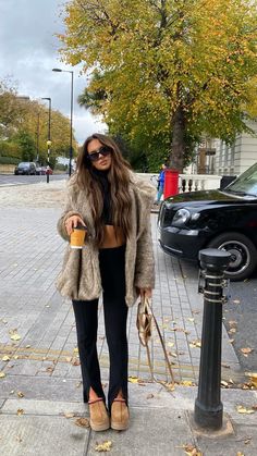 How To Style Uggs, Slipper Outfit, Uggs Outfits, Outfit With Uggs, Winter Mode Outfits, Uggs Outfit