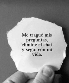 someone holding up a piece of paper that says, me trague mis preguntass, eliimine el chat y segui con mi vida