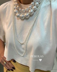 Pearls Outfit Casual, Outfit With Pearl Necklace, Jewelry With Outfits, Pearls Outfit, How To Style Pearls, Outfit With Pearls, Pearl Necklace Outfit, How To Wear Pearls, Pearl Outfit