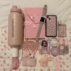 cr ramakive Pretty Energy, Inside My Bag, Purse Essentials, Handbag Essentials, What In My Bag, Photography Aesthetic, Bag Essentials, Pink Girly Things