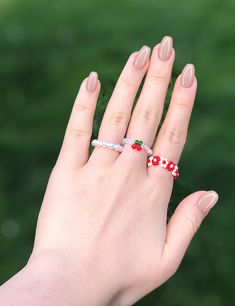 Elastic beaded rings with pearls, cherries, and flowers This set of 3 rings is perfect to wear as a trendy set or to split amongst friends! Perfect as a gift for a bestie, girlfriend, or for yourself, this set is for anyone with a trendy and cute aesthetic! These rings are elastic and stretch, fitting comfortably as well. Daisy Bead Ring, Cincin Manik Aesthetic, Beaded Flower Rings, Cherry Pearl, Bead Rings, Diy Beaded Rings, Flower Rings, Summer Rings, Strap Phone