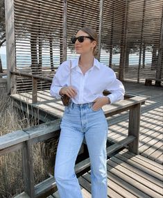 White Polo And Jeans Outfit Women, Outfit Jeans Y Camisa Blanca, White Jeans Party Outfit, White And Jeans Outfit, Outfits Leggins, White Shirt And Blue Jeans, Classy Street Style, Outfits Con Jeans