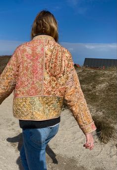 Embroidered Quilted Jacket, Quilted Jacket Aesthetic, Floral Quilted Jacket, Floral Jacket Outfit, Honeymoon Aesthetic, Quilted Jacket Outfit, Surf Jacket, Fall Pics, Blanket Jacket