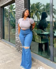 Curvy Bell Bottom Jeans Outfit, Bootcut Jeans Outfit Plus Size, Outfit Ideas Flare Jeans, Stylish Naija, Big Women Fashion, Cute Outfits With Jeans, Chubby Fashion