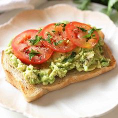 Enjoy quick and easy avocado toast with this single serving recipe. Perfect for breakfast or lunch, this dish is customizable with various toppings. Toast Aperitif, One Dish Kitchen, Cooking For 1, Avocado Toast Recipe, Single Serving Recipes