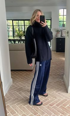 Navy Adidas Pants Outfit, Track Pant Outfits For Women, Wide Track Pants Outfit, Jogging Adidas Outfit, Blue Adidas Pants Outfits, Trackpant Outfit Street Style, Adidas Wide Leg Pants Outfit, Adidas Pants Outfit Fashion, Adidas Firebird Pants Outfit