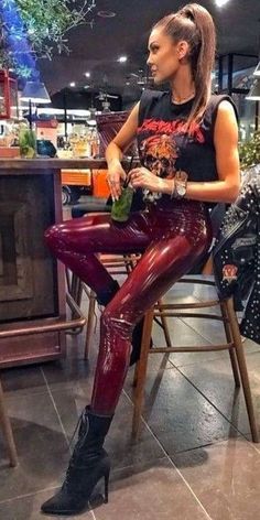 Snakeprint Boots Outfit, Red Leather Pants, Edm Festival Outfit, Leather Leggings Outfit, Shiny Pants, Latex Leggings, Rock Outfits, Shiny Leggings, Legging Outfits