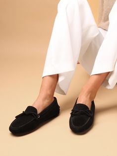 These Aurélien Moccasins Driving Shoes Black for Women Size 5 symbolize Mediterranean style and ultimate comfort. A combination of traditional details and a contemporary twist. This model is made in  Suède. The  Shoes are made entirely by hand in Italy. For exclusive, luxurious and handmade Italian Shoes you've come to the right place at Aurélien! Womens Driving Loafers, Moccasins For Men, Driving Shoes Women, Moccasins Mens, Driving Loafers, Italian Shoes, Driving Shoes, Pink Suede, Mediterranean Style