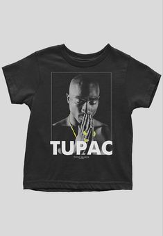 An official licensed Tupac Kids Toddler Tee featuring the 'Praying' design motif. This high quality tshirt design is available in the black colourway. Chill Outfits For School, Tupac Shakur, Logo T, Tupac, Toddler Tees, Tshirt Design, Logo Tee, Cool Baby Stuff