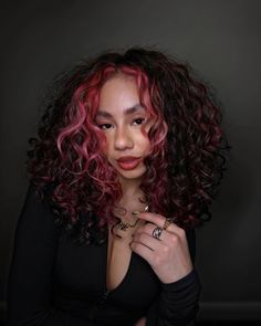 18 Money Piece Curly Hair Styles To Give Your Curls A Pop Of Color Money Piece Curly Hair, Curly Pink Hair, Hair Dyed Underneath, Curly Hair Color, Highlights Curly, Dyed Curly Hair, Highlights Curly Hair, Peekaboo Hair, Hair Color Caramel