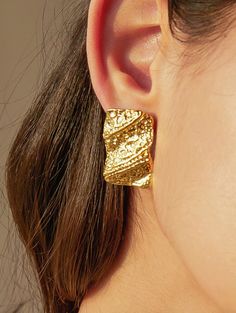 💎Jewelry made to last a lifetime..💎 Make a bold and sophisticated statement with the all-new 18K Golden Hammered Waves Non-Tarnish Earrings! Expertly designed to combine luxury and modernity, these earrings feature an eye-catching textured surface that adds depth and intrigue to your look. Key Features: 🎈Lightweight Design: Despite its appearance, these earrings are extremely lightweight! Crafted with advanced materials and innovative techniques, they offer comfortable wear without compromisi Minimalist Hammered Yellow Gold Earrings, Yellow Gold Dangle Hoop Earrings With Hammered Texture, Luxury Hammered Gold-tone Earrings, Handmade 14k Gold-filled Earrings For Beach, Contemporary Yellow Gold Brass Earrings, Rectangular Earrings, Geometric Type, Latest Jewellery, Gold Plated Earrings