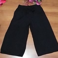 Nwot "Xhileration" Black Yoga Pants 100 % Rayon New Without Tag Same Day Next Day Shipping Smoke-Free Pet-Free Home Size Large Black Capris With Pockets For Spring, Spring Black Capris With Pockets, Black Cropped Wide Leg Summer Pants, Black Cropped Wide Leg Pants For Summer, Black Cropped Leg Capris With Pockets, Black Cropped Leg Loungewear Pants, Black Cropped Leg Pants For Loungewear, Black Wide-leg Summer Capris, Casual Black Wide-leg Capris