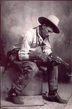 Dragonborn Oc, Cowboy Fits, Wild West Outfits, Old West Photos, Cowboy Pictures, Real Cowboys, American Frontier