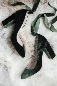 Velvet Tie, Dr Shoes, Forest Wedding, Shoes Lace, Pretty Shoes, Court Shoes, Green Wedding, Green Velvet, Bridal Shoes