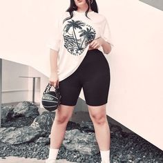 cotton super reforçado!! nada transparente, nada de brilho, modela o corpo e veste muiito bem. lindoo!! beem versátil e veste até o 48 facilmente. Sporty Outfits Plus Size, Plus Size Biker Shorts Outfit, Cycling Shorts Outfit, Outfits Leggins, Bike Shorts Outfit, Oversize Tshirt Outfits, Shorts Biker, Biker Shorts Outfit, Look Plus Size