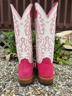 Designed in collaboration with 26x World Champion Cowboy Trevor Brazile, the Relentless collection of Futurity boots is a modern take on tradition for today’s cowgirl. With a cutter toe, roughout foot, and bright, bold shaft, this punchy pair is guaranteed to turn heads. Superior comfort and stability, plus an extra layer of heel-to-toe cushioning, keeps you on your toes. ATS® technology provides ergonomic support whether you're on your feet or in the saddle TekStep provides toe-to-heel cushion Trevor Brazile, Cottage Girl, Cowgirl Boots Square Toe, Pink Cowgirl Boots, Boot Bling, Heel Tap