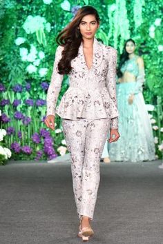 Nail the fashion maven look with this tone-on-tone peplum pant suit. This raw silk pant suit with a lapel collar exhibits all over aari and zardozi work.
Lapel collar
Tone-on-tone style - Aza Fashions Peplum Top Outfits Indian, Long Skirt With Shirt, Peplum Pants, Raw Silk Embroidery, Suits For Women Indian, Silk Pant Suit, Pant Suit Set, Pant Suits For Women, Girls Party Wear