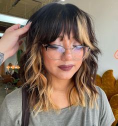 Long Punk Hairstyles For Women, Shag Hairstyles Long With Bangs, Shag Haircut Color Ideas, Relaxed Shag Haircut, Girrlscout Haircut, Brown Two Tone Hair, Low Maintenance Shag Haircut, Dyed Shag Hair, Birthday Haircut