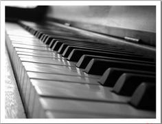 an old piano is shown in black and white