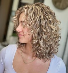 What Is the Rezo Cut and Its 30 Beautiful Examples - Hair Adviser Curly Lob Haircut, Curly Cuts, Really Curly Hair, Medium Curls, Curly Girl Hairstyles