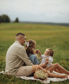 Picnic Photo Shoot, Outdoor Family Photoshoot, Spring Family Pictures