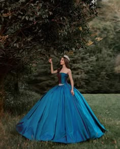 Cinderella Photoshoot, Royal Blue Quince, Xv Ideas, Quinceanera Photography, Prom Photoshoot, Blue Quince, Satin Ball Gown, Blue Sleeveless Dress