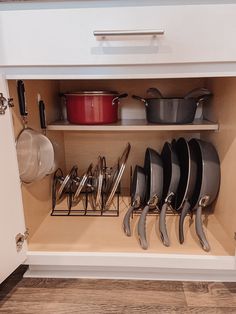 Pots and pans with lids on rack Kitchen Organization Top Cabinet, Kitchen Storage Ideas Apartment, Small Kitchen Organizer Ideas, Kitchen Organization Inspiration, Racks For Kitchen Cabinets, Kitchen Organization Must Haves, Organized Kitchen Aesthetic, Kitchen Idea For Apartment, Apartment Kitchen Set Up