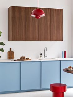 Une cuisine Iceberg et Noyer ultra contemporaine  I Plum Living Plum Living, Dark Grey Living Room, Grey Walls Living Room, Light Blue Kitchens, Dark Grey Kitchen, Dark Wood Kitchens, Silver Cabinets, Walnut Kitchen, Blue Kitchen Cabinets