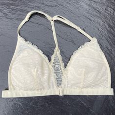 Nwt Ivory Lace Bralette Elegant White Triangle Top Bra, Fitted Cream Bra From Victoria's Secret, Spring Cream Bra With Built-in Support, Victoria's Secret Feminine Beige Bra, Feminine Beige Victoria's Secret Bra, Feminine Cream Bra For Spring, Spring Cream Bra, Cream Bra With Delicate Lace, Cream Delicate Lace Bra