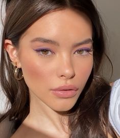 Spring Color Makeup, Grape Makeup, Purple Hair Makeup, Colored Eyeliner Looks, Colorful Eyeliner Looks, Colorful Makeup Ideas, Brows Shaping, Colorful Eyeliner