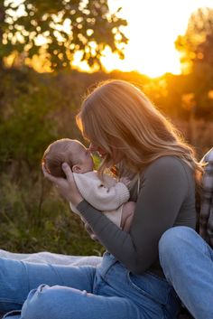 newborn family photos mom and daughter - fall mini - meadow - golden hour - columbus ohio - baby sweater - baby romper - sunset photos Baby Girl And Mom Photoshooting, Fall Newborn Family Photos, Fall Family Baby Photos, Baby And Mom Photoshoot, Photos Mom And Daughter, Mom And Baby Photoshoot, Mini Meadow, Fall Shoot