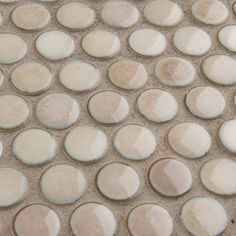 Merola Tile Notre carrelage mural en porcelaine de 0,8 po x 0,8 po Hudson Penny est une mise à jour magnifiquement tranquille du design intemporel. Dotés d'un glacis réactif avec un effet de gouttes, ces carreaux ont une variation de couleur qui change graduellement sur les bords. Cette mosaïque crée un design sporadique unique grâce à un agréable mélange de teintes froides avec une dimension supplémentaire ajoutée par la finition lisse et ultrabrillante. Ses caractéristiques imperméables et rés Penny Tile Backsplash, Circle Tile, Mid Century Tile, Circle Tiles, Tile Options, New Bathroom Ideas