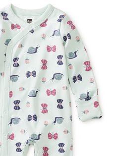 You can never have too many rompers -- especially ones festooned with the cutest travel-inspired prints. This long-sleeve romper features long sleeves, a v-neck, and hand mittens. Soft, 100% cotton fabric keeps baby cozy and comfy. Patterned Printed Long Sleeve Sleepwear, Long Sleeve Onesie With Cartoon Print For Bedtime, Cartoon Print Long Sleeve Onesie For Bedtime, Spring Long Sleeve Onesie For Loungewear, Spring Long Sleeve Loungewear Onesie, Green Long Sleeve Sleepwear For Fall, Cute Long Sleeve Onesie For Fall, Green Long Sleeve Onesie For Spring, Long Sleeve Onesie For Bedtime In Spring