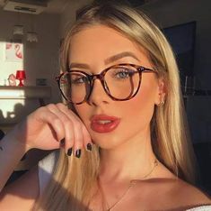 Job Clothes, Glasses Fashion Women, Cool Glasses, Cute Glasses, Fashion Eye Glasses, New Glasses, Girls With Glasses, Glasses Fashion