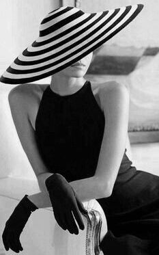 1920s Fashion Magazine Covers, Black And White Hats, Vintage Style Hat, 사진 촬영 포즈, Beautiful Hats, Moda Vintage, Look Vintage, White Fashion