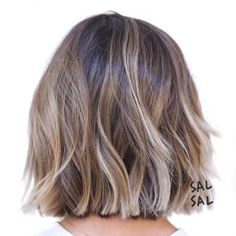 Choppy Wavy Brown Blonde Bob Medium Bob Haircut, Short Ombre Hair, Choppy Bob Hairstyles, Caramel Highlights, Balayage Hair Blonde, Short Straight Hair, Short Hair Balayage, Short Hair Color