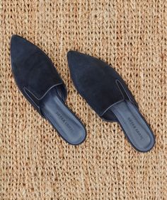 The mule is our best-seller for a reason. A slip-on pointed toe with an open back, the classic mule slide is handcrafted in Italy from supple suede with leather piping. A padded insole and elastic gussets offer ultimate comfort. Mules Outfit, Feminine Casual, Jenni Kayne, Suede Mules, Comfortable Flats, Leather Mules, Clothes Horse, Navy Blue Color, Blue Suede