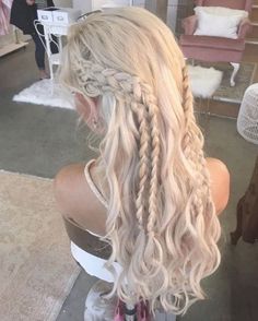 Khaleesi Hair, Hairstyles Theme, Long Curly Hair, A Chair