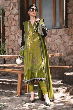 Mehndi Green Traditional Embroidered Pakistani Salwar Kameez Dupatta White And Green Outfit, Linen Shawl, Raw Silk Fabric, Pakistani Salwar Kameez, Maria B, Luxury Wear, Dyed Linen, Linen Suit, Embroidered Linen