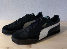 Dies ist ein sehr seltener Puma-Sneaker. Pumas hervorragende Schuhe für Sammler und Fußballtraining. Ich denke, die Größe ist wahrscheinlich 44. Sneakers Athletic, Shoe Inspo, West Germany, Vintage Coach, Puma Sneaker, Athletic Shoes, Baskets, Tennis, Shoes Sneakers