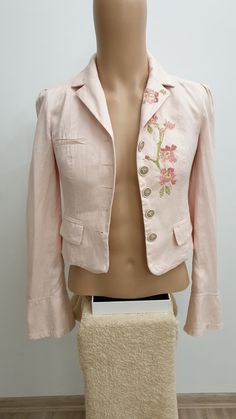 Kenzo top luxury women's embroidered jacket  Excellent condition  Gorgeous quality  100% lin Lining 100% coton  Color pink rose with flowers embroidered  3 front pockets (still not used yet) 5 buttons closure  Very long sleeve or short jacket( style) Size Fr-38, (S) Jacket length 46cm/ 18inches Sleeve length 64cm/ 25,1/4inches Sleeve width 16.5cm/ 6,1/2inches Shoulder to shoulder 38cm/ 15inches Chest 43cm/ 17inches Waist width 38cm/ 15inches Hip width 41cm/ 16inches All measurements made in flat position Fitted Linen Blazer For Spring, Elegant Embroidered Spring Blazer, Fitted Pink Outerwear With Floral Embroidery, Feminine Fitted Summer Blazer, Fitted Feminine Summer Blazer, Fitted Feminine Blazer For Summer, Spring Embroidered Fitted Blazer, Pink Fitted Embroidered Outerwear, Pink Embroidered Fitted Outerwear