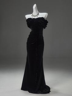 Black Dress Evening Gown, Black Velvet Mermaid Gown, 60s Fashion Evening Wear, Vrlvet Dress, Victorian Style Ball Gowns, Gothic Reception Dress, Dress To A Wedding As A Guest, Gothic Dress Formal, Vintage Evening Gowns 1950s