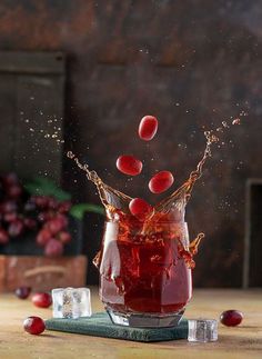 Splash Photography Ideas, Food Photography Tutorial, Levitation Photography, Food Photoshoot, Glass Photography, Still Life Images, Spilled Coffee